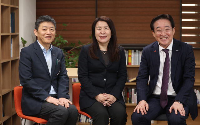 중국증권행정연구원 안유화(가운데) 원장이 17일 한국무역협회 부산기업협의회의 특강을 앞두고 16일 부산일보사를 찾았다. 한국무역협회 부산기업협의회 이수태(오른쪽) 회장과 한국무역협회 권도겸 본부장이 함께 자리했다. 이재찬 기자 chan@