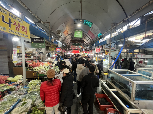 아시아 식재료 판매점이 밀집한 경남 김해시 동상시장이 외국인 등 고객들로 북적이고 있다. 이경민 기자