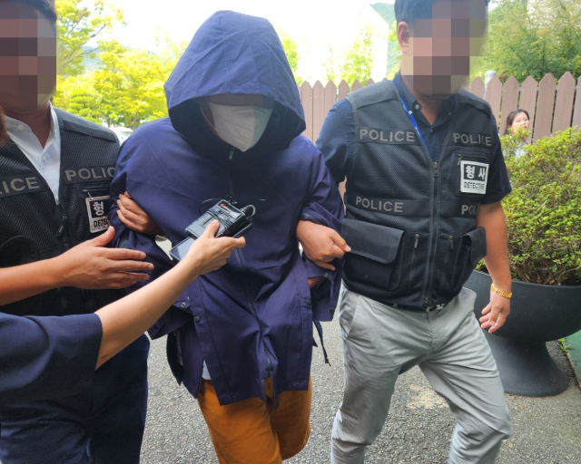 ‘파타야 살인사건’ 범인 중 한 명이 지난해 9월 창원지방법원에 출석하는 모습. 부산일보DB