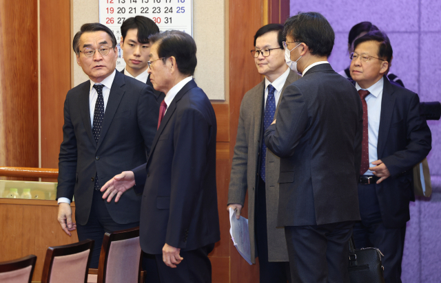 윤석열 대통령의 탄핵심판 2차 변론기일인 16일 오후 윤 대통령 측 변호인단이 서울 종로구 헌법재판소 대심판정에 들어서고 있다. 연합뉴스