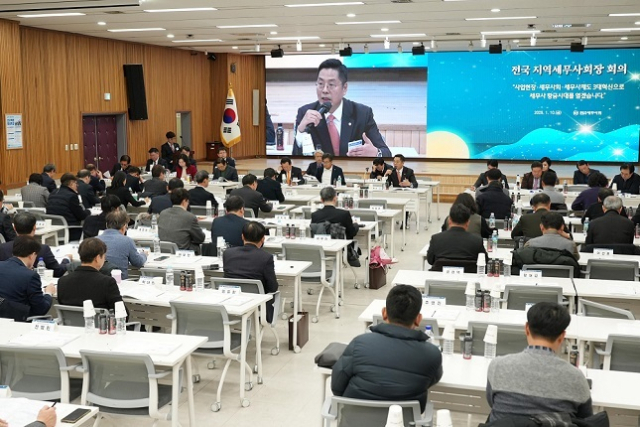 구재이 한국세무사회 회장이 전국 지역세무사회장 회의에서 민간위탁 사업비 결산검사를 전국으로 확산시키는 방안에 대해 논의하고 있다. 한국세무사회 제공