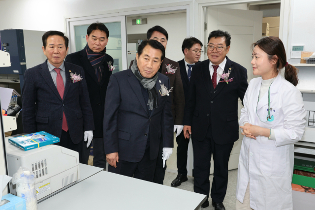 나동연 양산시장 등이 16일 웅상보건소 개소식 뒤 리모델링한 청사를 둘러보고 있다. 양산시 제공