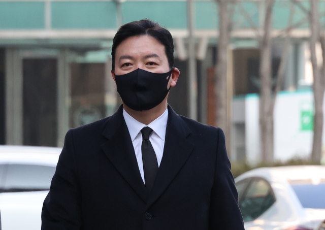 김성훈 대통령경호처 차장이 17일 오전 경찰 국가수사본부 특별수사단(특수단)에 출석하고 있다. 김 차장은 지난 3일 고위공직자범죄수사처와 경찰의 윤석열 대통령 체포영장 집행 시도를 저지한 혐의를 받고 있다. 연합뉴스