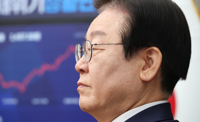 더불어민주당 이재명 대표가 17일 국회에서 열린 최고위원회의에서 박찬대 원내대표의 발언을 듣고 있다. 연합뉴스