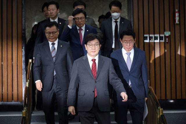 국민의힘 권성동 원내대표가 17일 오전 서울 여의도 국회에서 열린 원내대책회의에 참석하고 있다. 연합뉴스