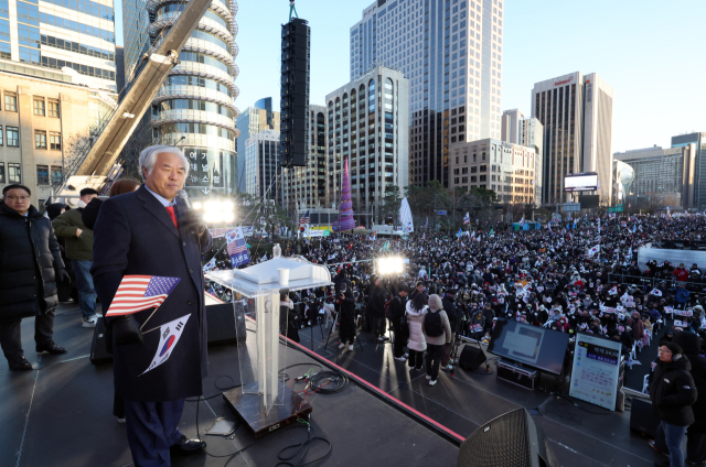 전광훈 사랑제일교회 목사가 14일 오후 서울 종로구 동화면세점 앞에서 보수성향 단체인 대한민국바로세우기국민운동본부(대국본) 주최로 열린 '자유 대한민국 수호 국민혁명대회'에서 연설언하고 있다. 연합뉴스