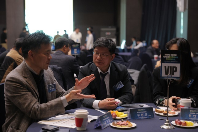 한국농업기술진흥원(농진원)이 스마트팜 기자재 국가표준 사업에 대해 온라인으로 농산업체들 대상으로 사업설명회를 연다. 사진은 오리엔테이션 모습. 농진원 제공