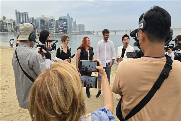 가수 김조한, 개그맨 이상훈이 출연한 부산영어방송 프로그램 ‘영파워’ 제작 현장. 부산시 제공