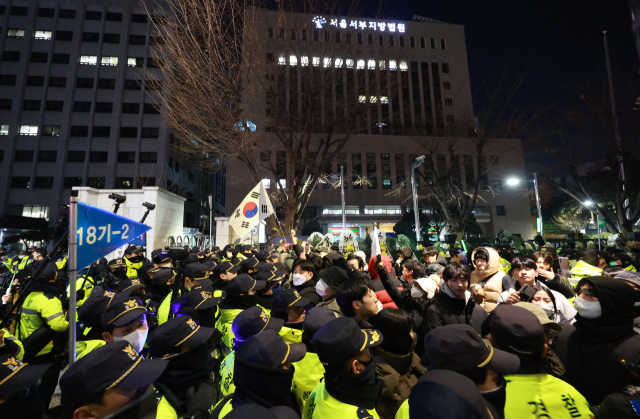 고위공직자범죄수사처(공수처)가 17일 서울서부지방법원에 윤석열 대통령의 구속영장을 청구했다. 사진은 이날 오후 서울 마포구 서부지법 인근에서 윤 대통령 지지자들이 경찰과 대치하고 있다. 연합뉴스