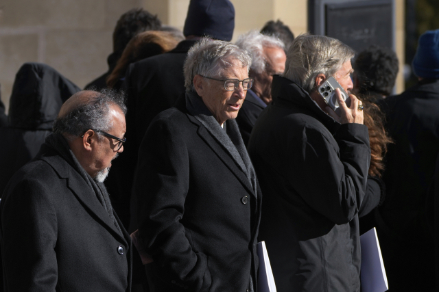 마이크로소프트 창업자 빌 게이츠가 지난 9일 워싱턴 국립 대성당에서 열린 지미 카터 전 대통령의 국가 장례식을 마치고 떠나고 있다. AP연합뉴스