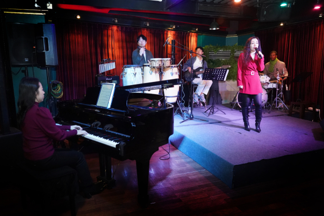 오는 26일부터 2월 2일까지 쿠바 수도 아바나에서 열리는 제40회 재즈 플라자 페스티벌(아바나 국제 재즈 페스티벌)에 공식 초청된 '효정리 밴드가 지난 17일 오후 8시 부산 부산진구 서면 공간겟츠에서 프리뷰 공연을 하고 있다.