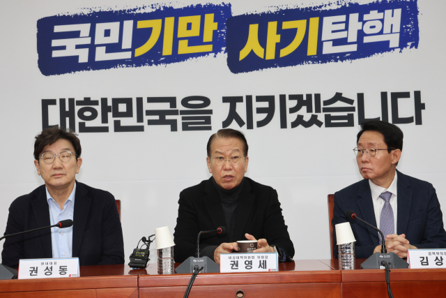 국민의힘 권영세 비상대책위원장이 윤석열 대통령에 대한 2차 체포영장 집행이 시작된 지난 15일 새벽 서울 여의도 국회에서 열린 비상대책위원회의에서 발언하고 있다. 연합뉴스