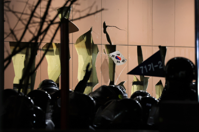 윤석열 대통령이 내란 우두머리 혐의로 구속되자 일부 지지자들이 서울 마포구 서울서부지방법원에 난입한 19일 오전 서부지법 외벽 등이 파손돼 있다. 연합뉴스