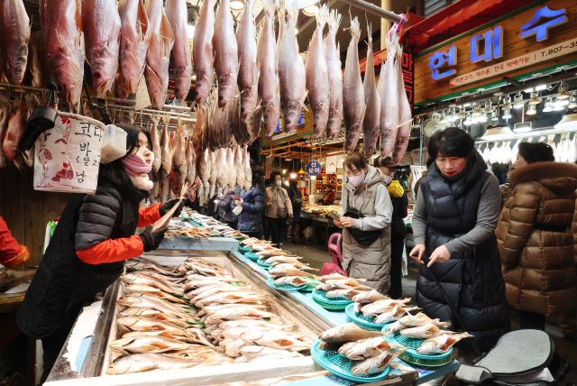 설 명절 연휴를 1주일 여 앞둔 19일 오후 부산의 대표적인 재래시장인 부산진구 부전시장에서 시민들이 마른고기 등 설 제수용품을 구입하고 있다. 정종회 기자 jjh@