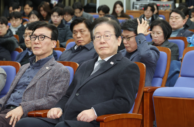 더불어민주당 이재명 대표가 19일 국회에서 열린 비상의원총회에 참석해 박찬대 원내대표의 발언을 듣고 있다. 연합뉴스