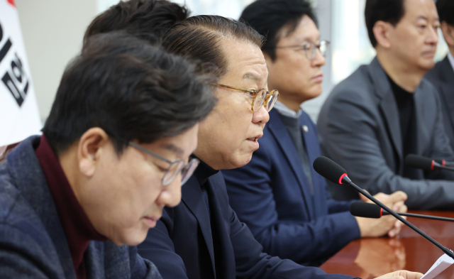 국민의힘 권영세 비상대책위원장(왼쪽 두번째)이 19일 국회에서 열린 긴급비상대책위원 회의에서 발언하고 있다. 연합뉴스