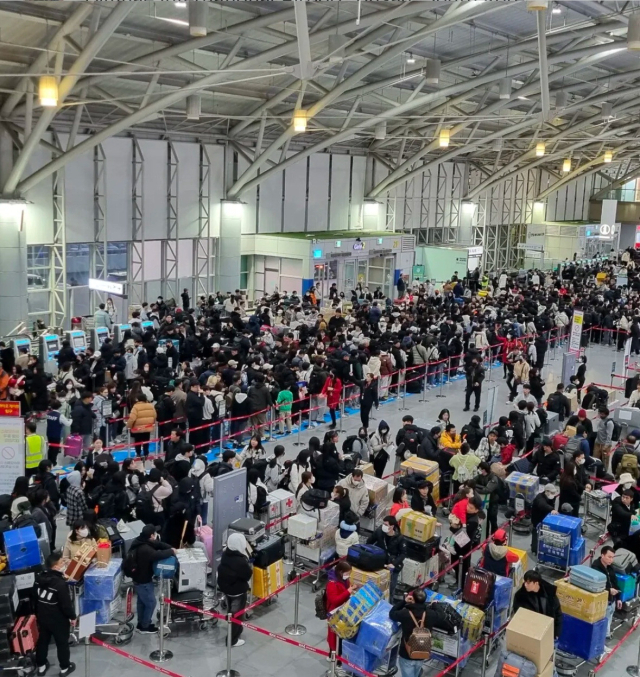 19일 오전 7시께 김해국제공항 국제선에 출국 수속을 대기하는 사람들이 몰려 있다. 독자 제공