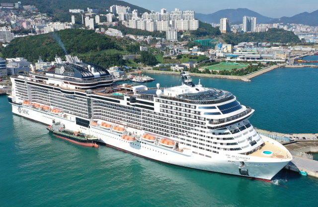 지난해 10월 8일 MSC 크루즈사의 ‘벨리시마’호(17만 1598t)가 관광객 4300명을 태우고 부산에 입항해 영도구 국제크루즈부두에 정박해 있다. 정종회 기자 jjh@
