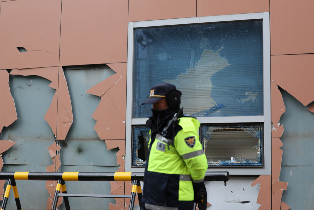 윤석열 대통령이 내란 우두머리 혐의로 구속되자 일부 윤 대통령 지지자들이 서울서부지방법원 내부로 난입해 불법폭력사태를 일으킨 19일 오전 서부지법 외벽과 창문 등 시설물이 파손돼 있다. 연합뉴스