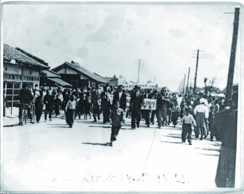 1960년 경남 김해에서 4·19 시위가 열리고 있다. 김해시사편찬위원회 제공