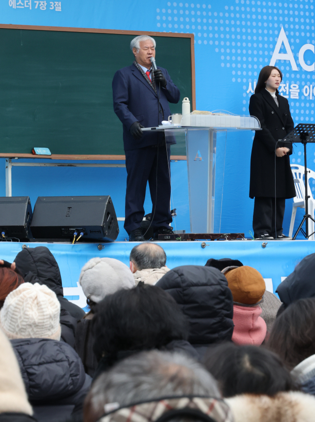 19일 오전 서울 동화면세점 인근 세종대로에서 전광훈 사랑제일교회 목사가 광화문 전국 주일 연합 예배에 참석해 발언하고 있다. 연합뉴스