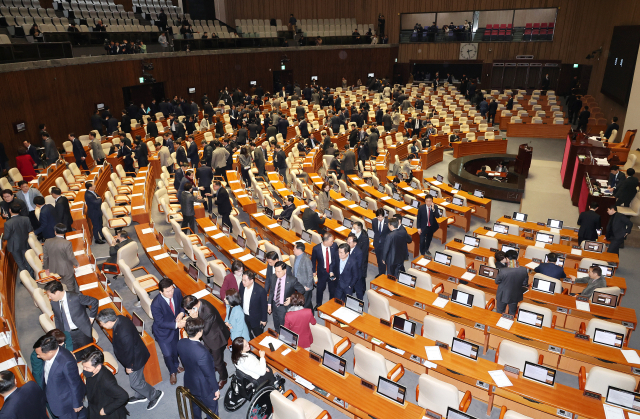 지난 17일 국회 본회의에서 윤석열 정부의 내란·외환 행위의 진상규명을 위한 특별검사 임명 등에 관한 법률안 상정을 앞두고 여야가 합의하기 위해 정회되자 의원들이 회의장을 나서고 있다. 연합뉴스