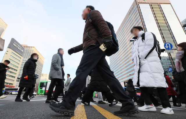 사진은 새해 첫 출근일인 지난 2일 서울 광화문 네거리를 시민들이 지나고 있다. 연합뉴스
