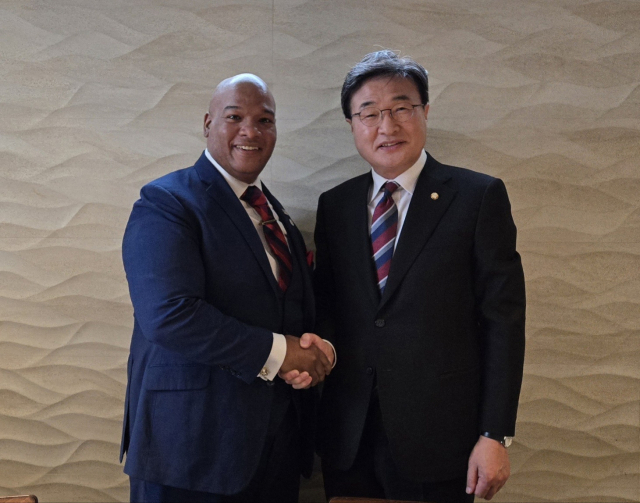 국민의힘 김대식 의원이 20일(현지시각) 워싱턴 D.C.에서 트럼프 대선 캠프에서 활동했던 마크 번즈 특별보좌관을 만나 사진을 찍고 있다. 김 의원실 제공