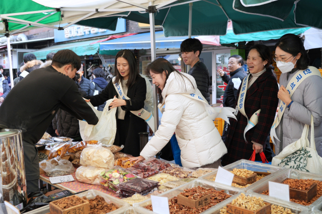 한국석유공사 임직원들이 20일 울산 중구 태화시장에서 장보기 행사를 하고 있다. 석유공사 제공