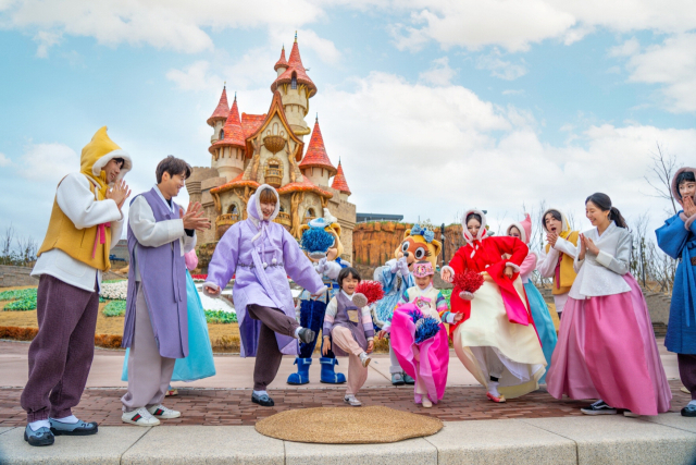 롯데월드 어드벤처 부산은 오는 27일부터 30일까지 ‘민속놀이 한마당’ 행사를 진행한다. 지난해 행사 모습. 롯데월드 어드벤처 부산 제공