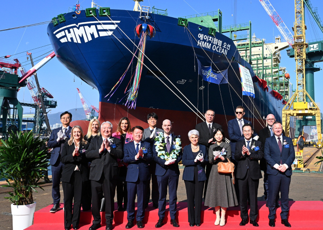 미국 트럼프 대통령의 취임을 앞두고 부울경 상장사들이 트럼프 효과를 누리며 주가가 급등하고 있다. 트럼프 당선 이후 주가가 2배 이상 오른 HJ중공업의 LNG 이중연료 컨테이너선 명명식 모습. HJ중공업 제공