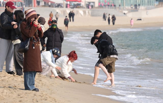 절기상 ‘대한’인 20일 오후 부산 해운대해수욕장을 찾은 관광객과 시민들이 맨발 차림으로 시간을 보내고 있다. 정종회 기자 jjh@
