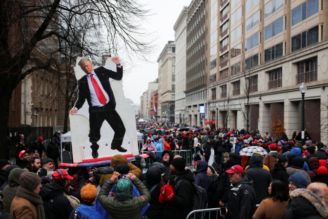 19일 미국 워싱턴에서 도널드 트럼프의 2기 취임식을 앞두고 캐피탈 원 아레나 밖에서 인파가 운집해 있다. 로이터연합뉴스