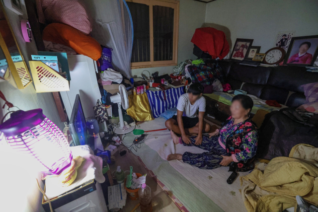 지난해 연말 부산 사하구의 한 집에서 학생이 몸이 불편한 할머니의 다리를 주무르고 있다. 김종진 기자 kjj1761@