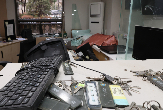 윤석열 대통령이 내란 우두머리 혐의로 구속되자 일부 윤 대통령 지지자들이 서울서부지방법원 내부로 난입해 불법폭력사태를 일으킨 올해 1월 19일 서부지법 내부의 한 사무실과 집기류 등이 파손돼 있다. 연합뉴스