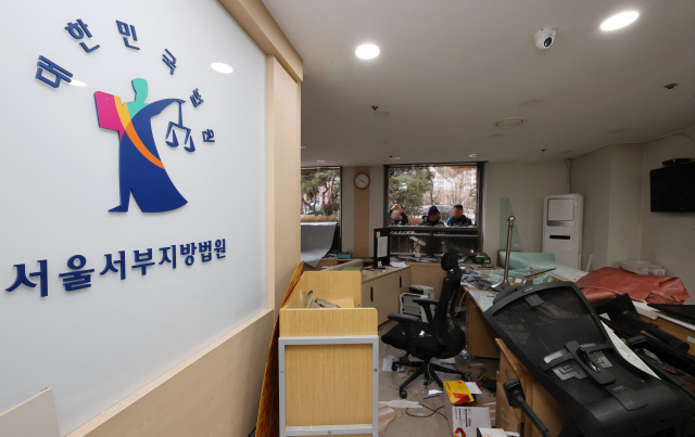 윤석열 대통령이 내란 우두머리 혐의로 구속되자 일부 윤 대통령 지지자들이 서울서부지방법원 내부로 난입해 불법폭력사태를 일으킨 19일 오후 서부지법 내부가 파손돼 있다. 연합뉴스