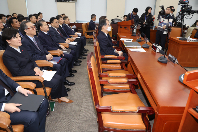 15일 국회 '윤석열 정부의 비상계엄 선포를 통한 내란혐의 진상규명 국정조사' 특별위원회에서 기관 증인으로 출석이 예정됐던 정진석 대통령 비서실장과 신원식 국가안보실장의 자리가 비어 있다. 연합뉴스