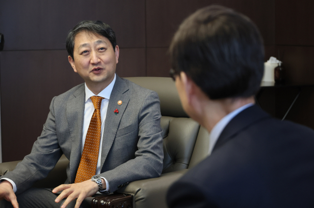 안덕근 산업부 장관이 21일 서울 강남구 무역협회에서 윤진식 한국무역협회장과 면담하고 있다. 연합뉴스
