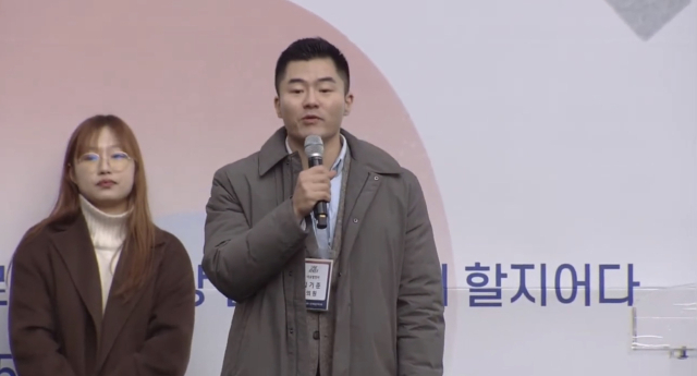 지난 18일 부산 연제구의회 김기준(오른쪽·국민의힘) 의원이 부산 서면에서 열린 보수 개신교 집회에 참석해 연사로 발언하고 있다. 유튜브 채널 '세계로교회' 캡처