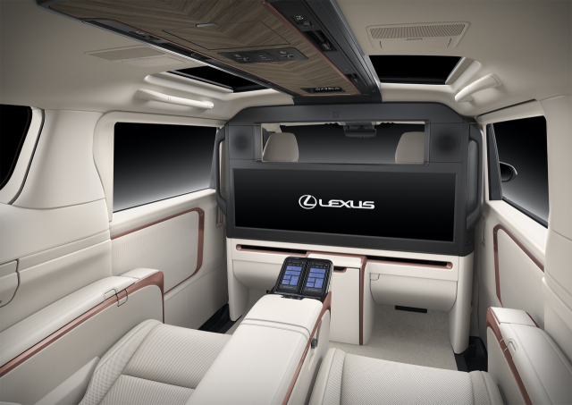 렉서스 ‘디 올 뉴 LM 500h’ 주행모습(위)과 2열 디스플레이. 렉서스코리아 제공
