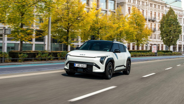 중국 전기차 BYD(비야디)의 첫 번째 전기차 ‘아토 3’가 경쟁 모델 대비 낮은 가격에 국내 출시되면서 주목을 받고 있다. 비야디 ‘아토 3’(맨위)와 현대차 ‘코나 일렉트릭’(가운데), 기아 ‘EV3’. 비야디코리아·현대차·기아 제공