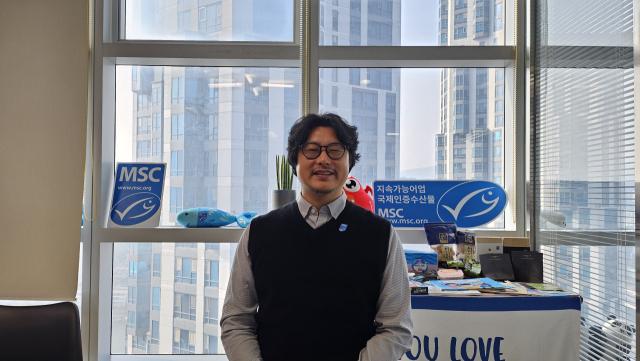 지속 가능한 어업을 인증하는 국제기구 MSC의 서종석 한국대표가 부산 해운대구 사무실에서 <부산일보> 취재진과 인터뷰 하고 있다.