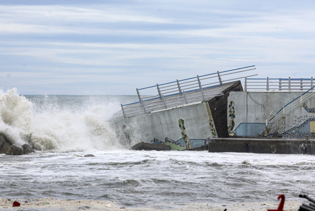 태풍 ‘힌남노’가 강타한 2022년 부산 해운대구 청사포 방파제가 파손됐다. 부산일보DB