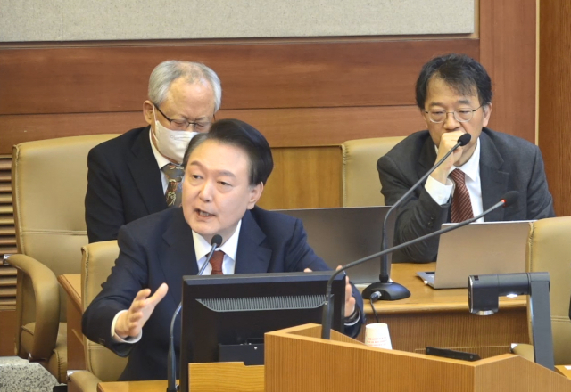 윤석열 대통령이 21일 오후 서울 종로구 헌법재판소에서 열린 탄핵심판 3차 변론에 출석해 피청구인석에서 발언하고 있다. 연합뉴스