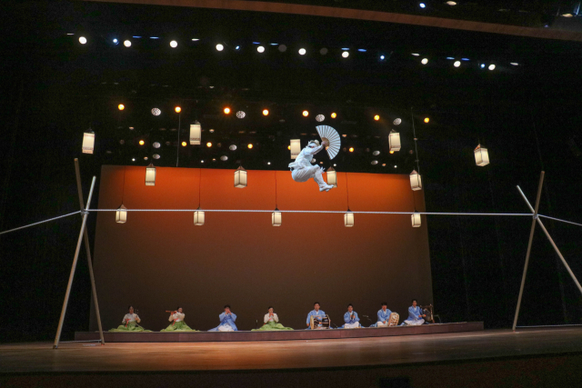 국립부산국악원은 29일 연악당에서 설맞이 공연 ‘무사태평’을 펼친다. 사진은 한용섭 단원이 출연할 ‘줄타기’ 공연 모습이다. 국립부산국악원 제공