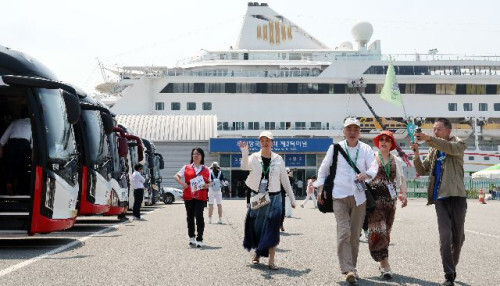 지난해 6월 부산항국제여객터미널에 입항한 중국 상하이발 크루즈선 ‘블루 드림 멜로디호’(4만 2000ｔ, 승객정원 1200명, 길이 202m)에서 내린 중국 단체 관광객들이 시내 관광을 위해 버스에 탑승하고 있다. 중국 크루즈가 부산항에 입항한 것은 6년 4개월 만이다. 정종회 기자 jjh@
