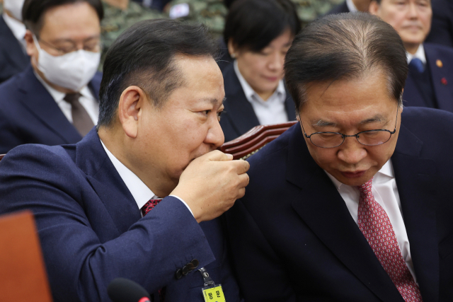 22일 서울 여의도 국회에서 열린 '윤석열 정부의 비상계엄 선포를 통한 내란 혐의 진상규명 국정조사 특별위원회' 1차 청문회에서 이상민 전 행정안전부 장관(왼쪽)과 박성재 법무부 장관이 대화하고 있다. 연합뉴스