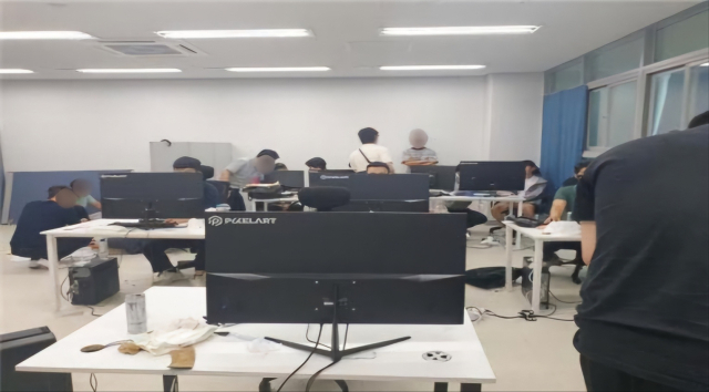 경남경찰청 반부패경제범죄수사대 소속 경찰관들이 지난해 8월 경기도 남양주시 한 투자리딩방 사기 일당 사무실을 급습한 모습. 경남경찰청 제공