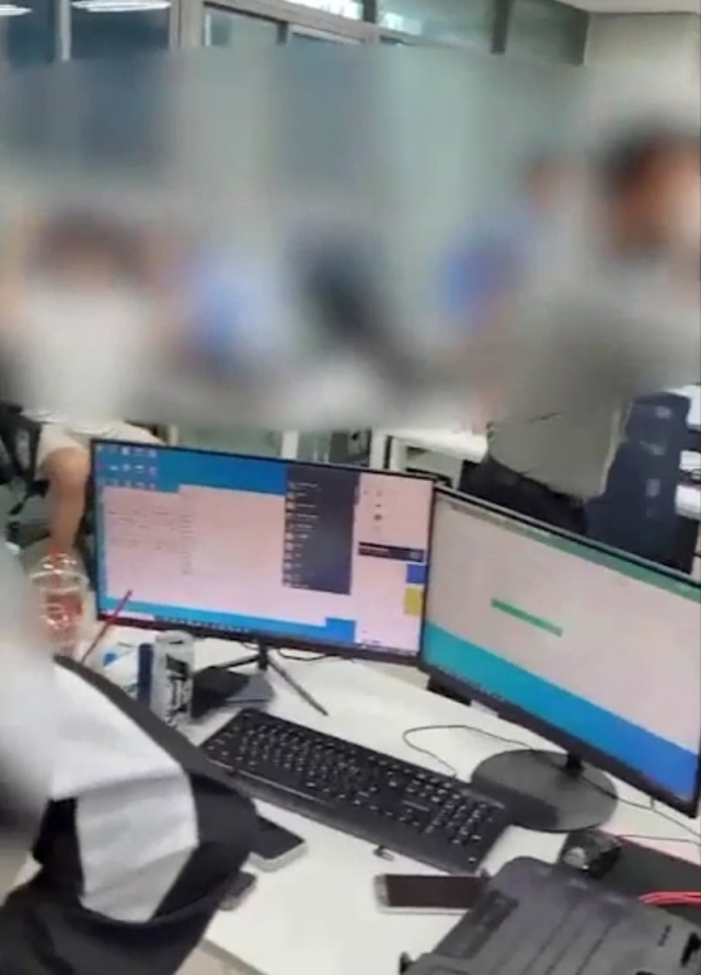 경남경찰청 반부패경제범죄수사대 소속 경찰관들이 지난해 8월 경기도 남양주시 한 투자리딩방 사기 일당 사무실을 급습한 모습. 경남경찰청 제공