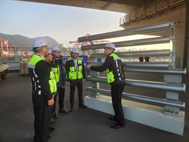 투신자살 방지 회전체 시스템 ‘롤린더 시스템’을 개발한 시스템코리아(주)와 (주)도시는 지난 21일 광안대교에서 스웨덴 보건 연구소 센터 관계자에게 제품을 설명하고 있다. 도시 제공